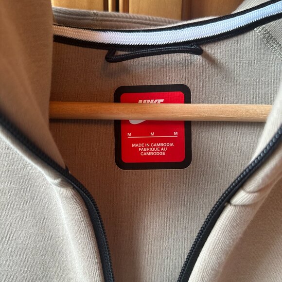 NIKE Tech Sweatshirt - Picture 3 of 3